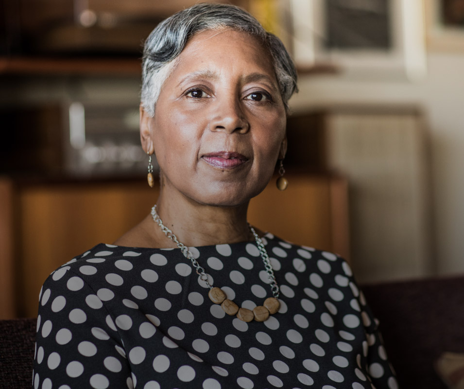 SENIOR WOMAN LOOKING TO CAMERA