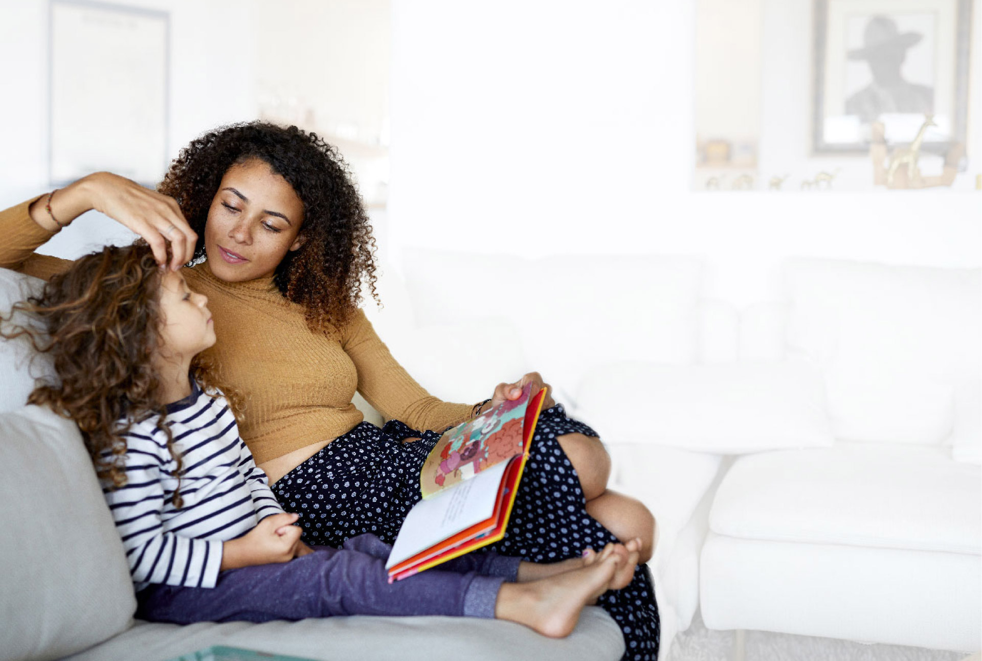 MÈRE CARESSANT LA TÊTE DE SON ENFANT